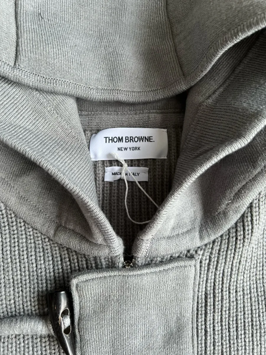 Капюшон, жаккардовая бирка Thom Browne и воротниковая зона кардигана крупным планом