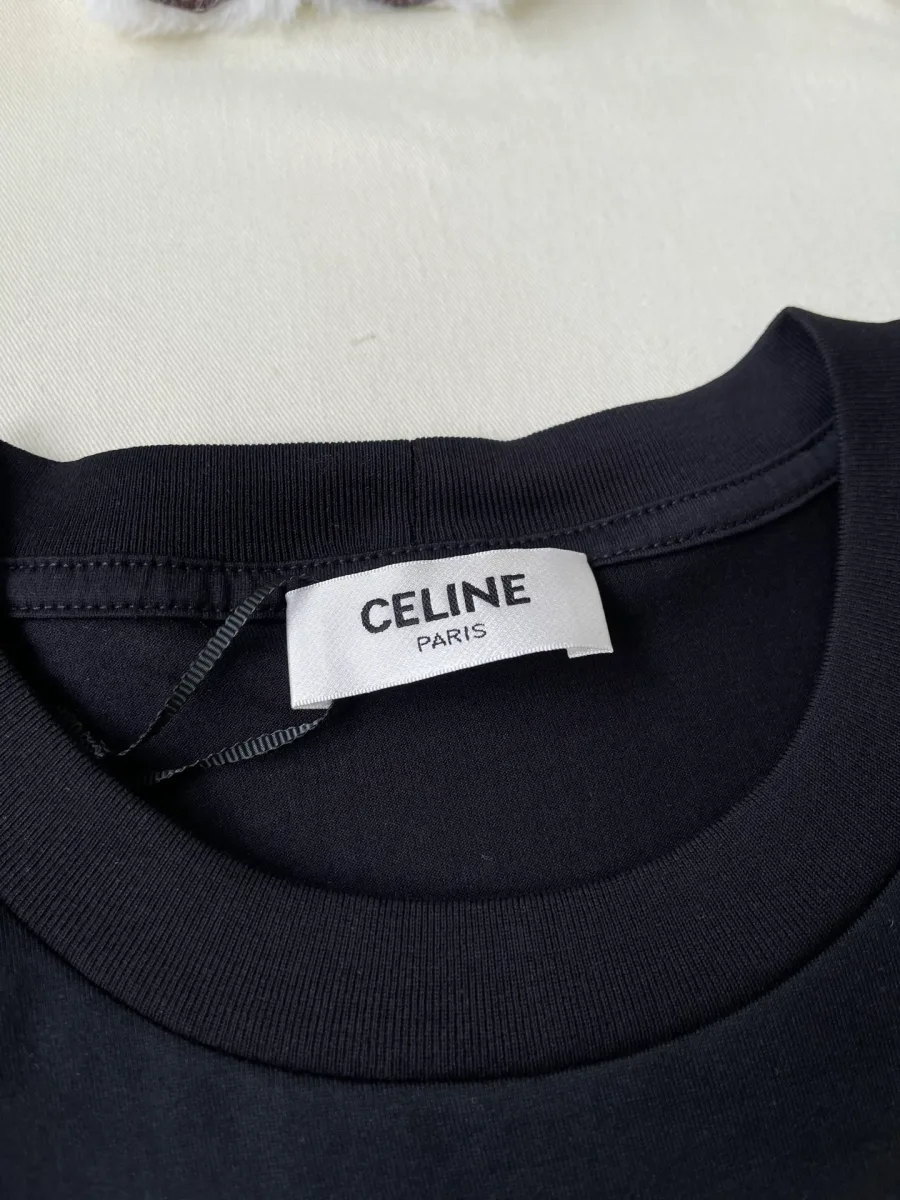 Внутренняя бирка с логотипом Celine Paris на воротнике чёрной футболки