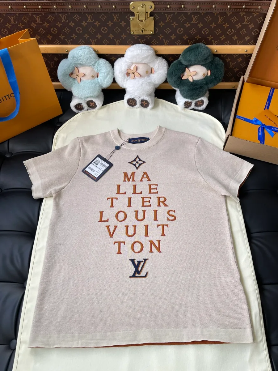 Бежевая вязаная футболка с жаккардовой надписью Malletier Louis Vuitton, вид спереди