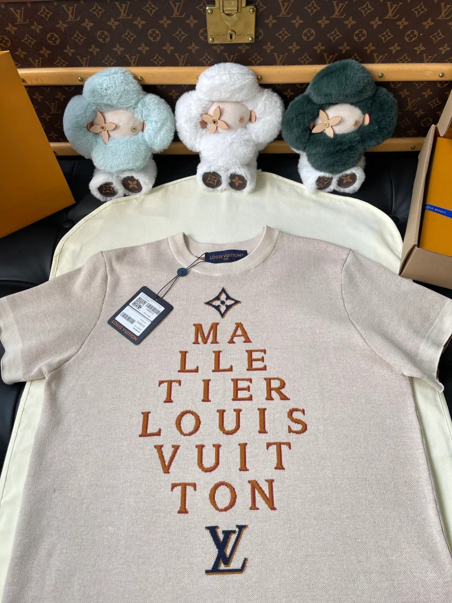 Передняя часть бежевой футболки крупным планом с надписью Malletier Louis Vuitton