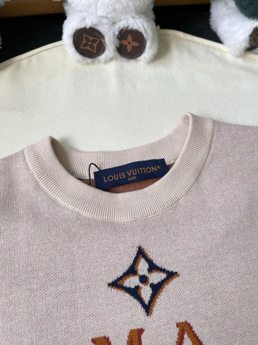 Круглый вырез горловины вязаной футболки с биркой Louis Vuitton и цветком Monogram