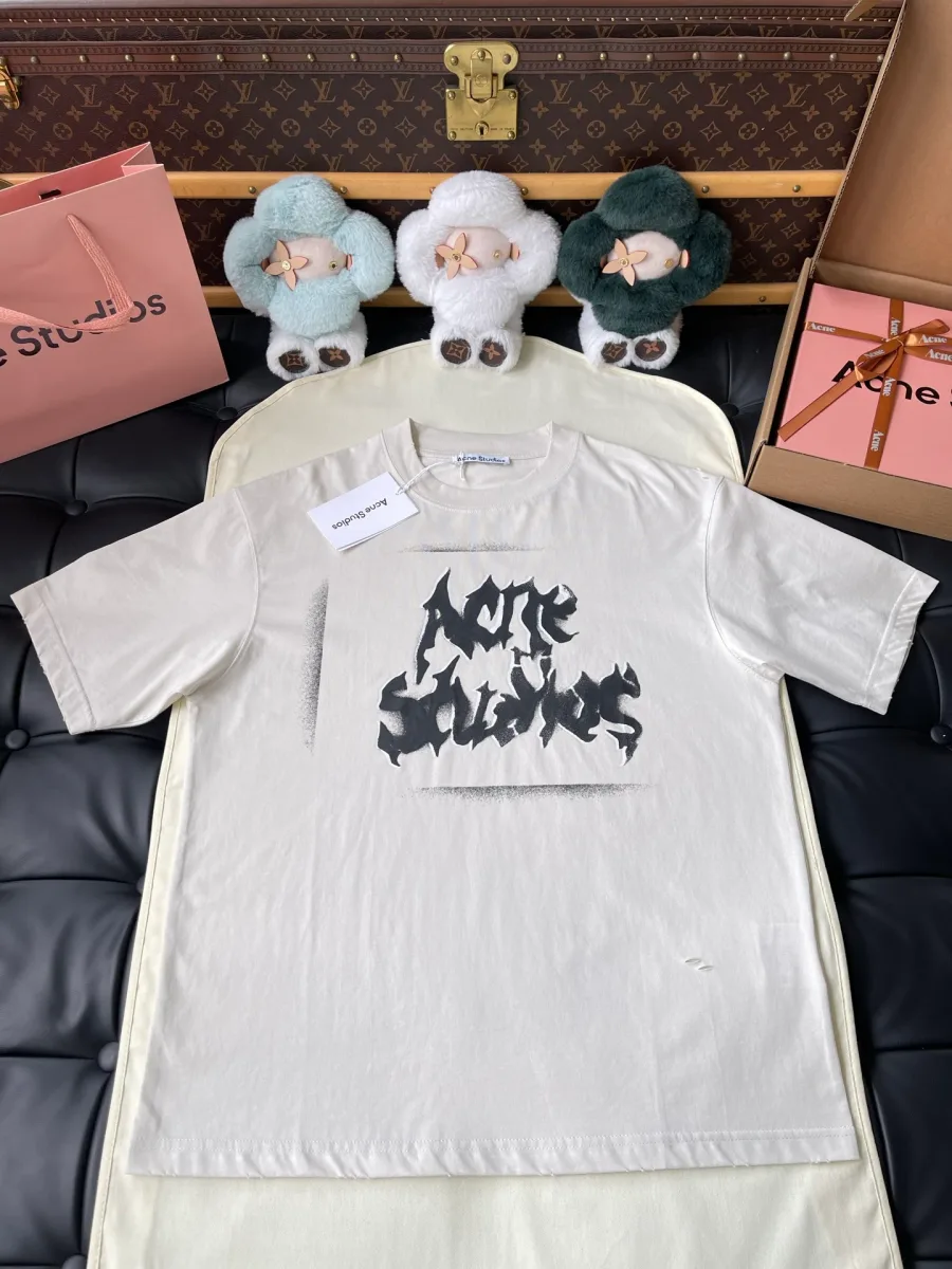 Светло-бежевая футболка Acne Studios с принтом логотипа, вид спереди