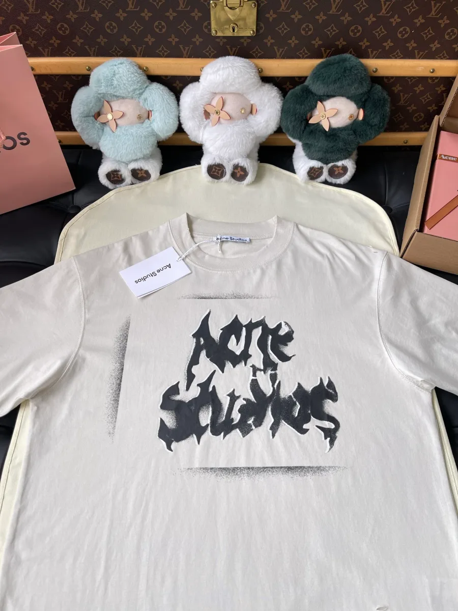 Передняя часть футболки с черным готическим принтом Acne Studios