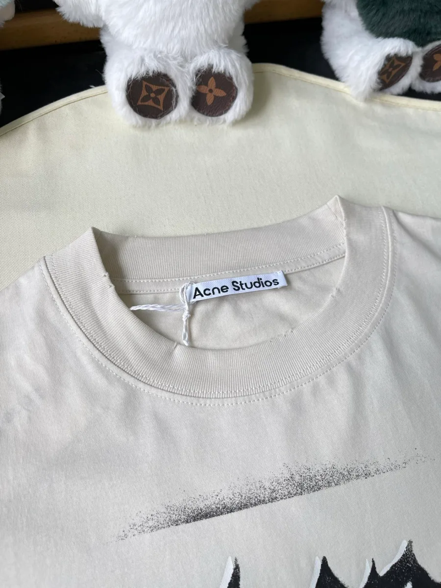 Круглый трикотажный вырез горловины и бирка Acne Studios