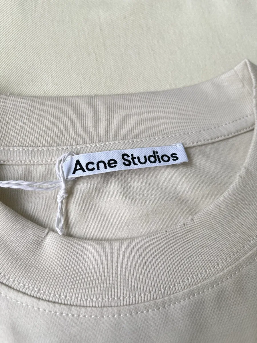 Фирменная бирка Acne Studios на внутренней стороне горловины
