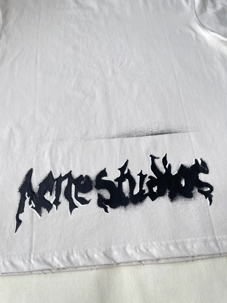 Принт Acne Studios в стиле граффити в нижней части спинки