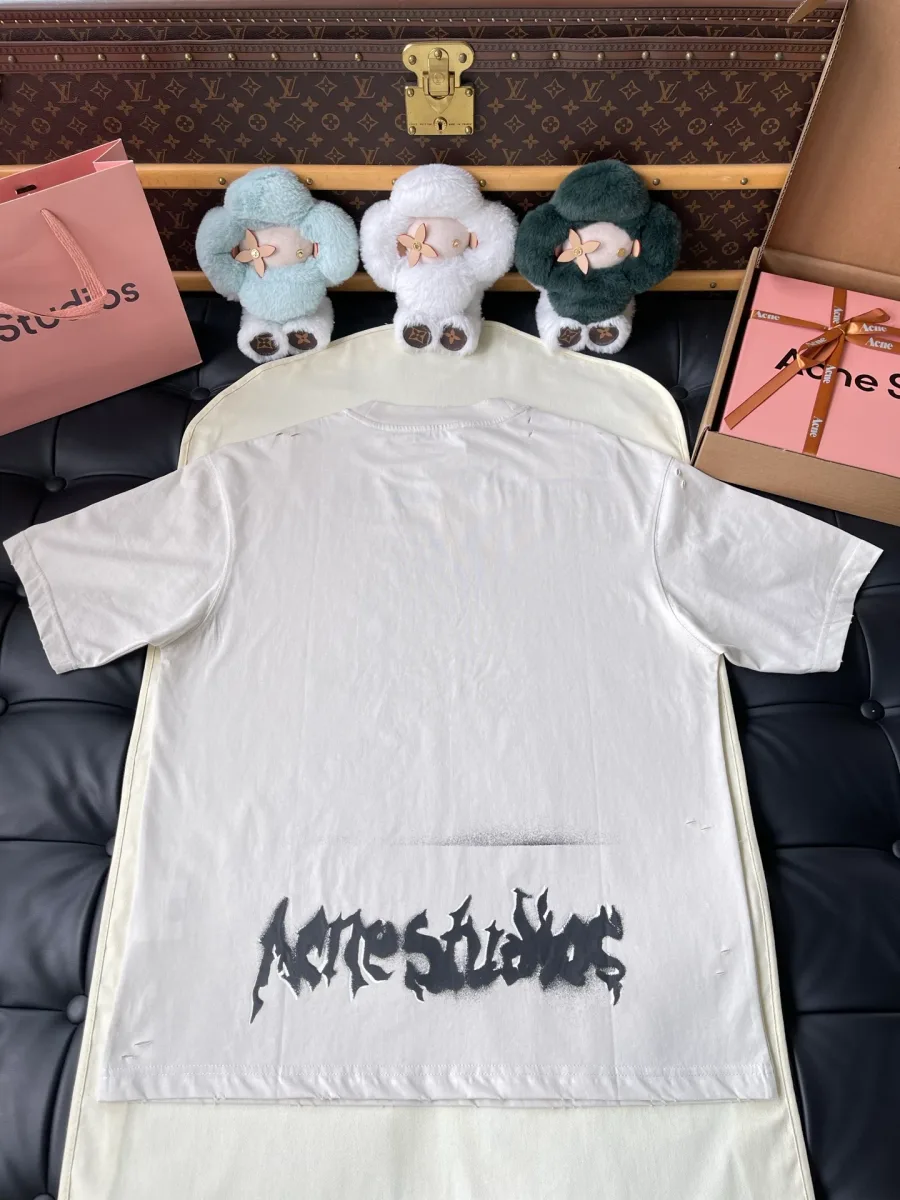 Светло-бежевая футболка Acne Studios, вид со стороны спинки