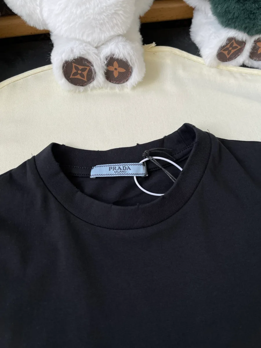 Крупный план круглого эластичного воротника с фирменной биркой