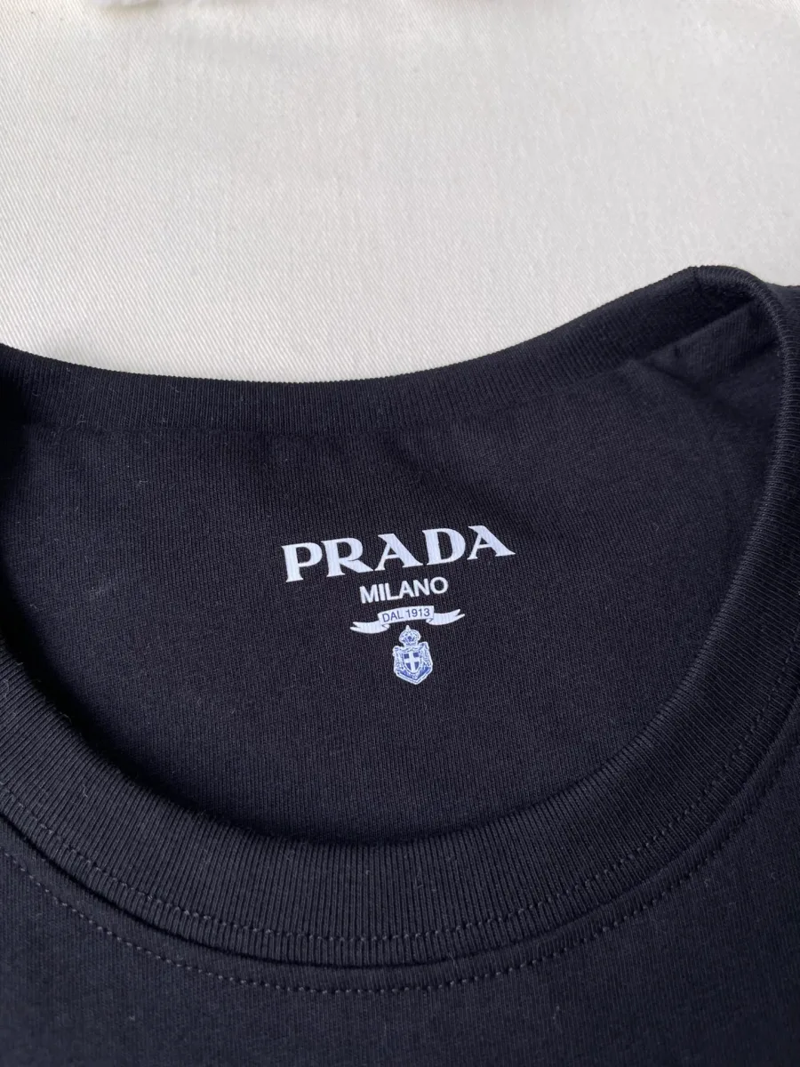 Внутренний фирменный принт Prada Milano в области горловины