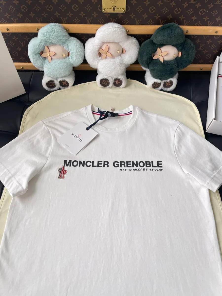 Верхняя часть белой футболки с надписью Grenoble на груди