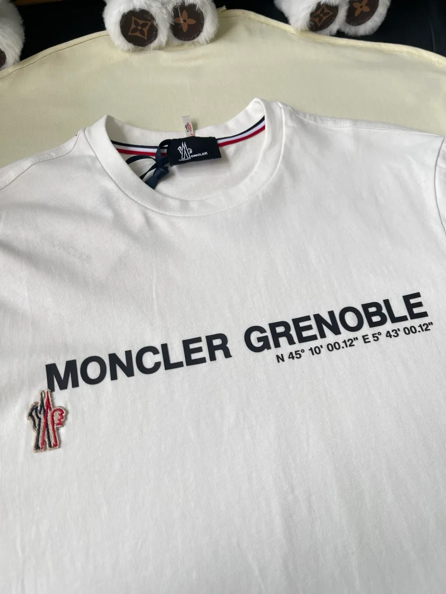 Контрастный принт Grenoble и миниатюрная нашивка на груди