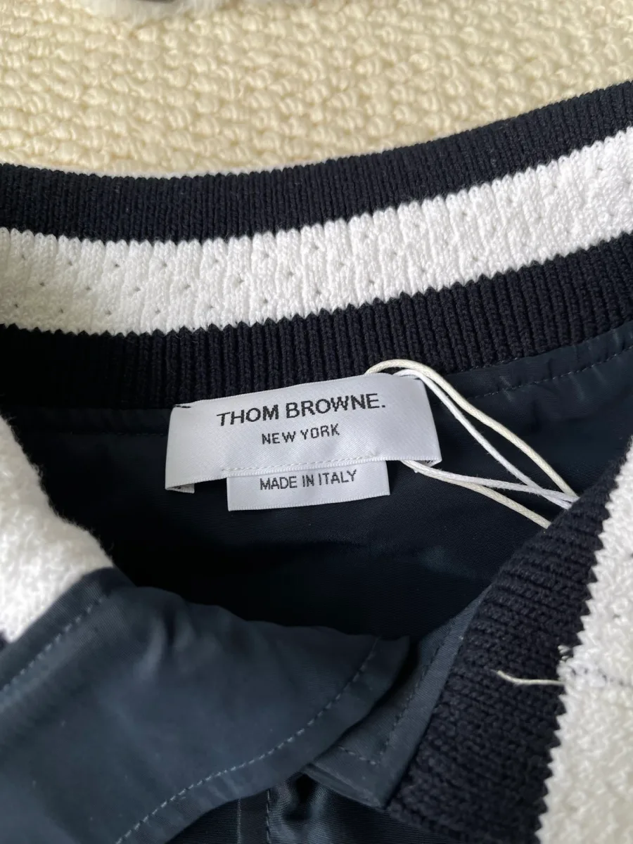 Фирменная бирка Thom Browne New York на внутренней стороне горловины