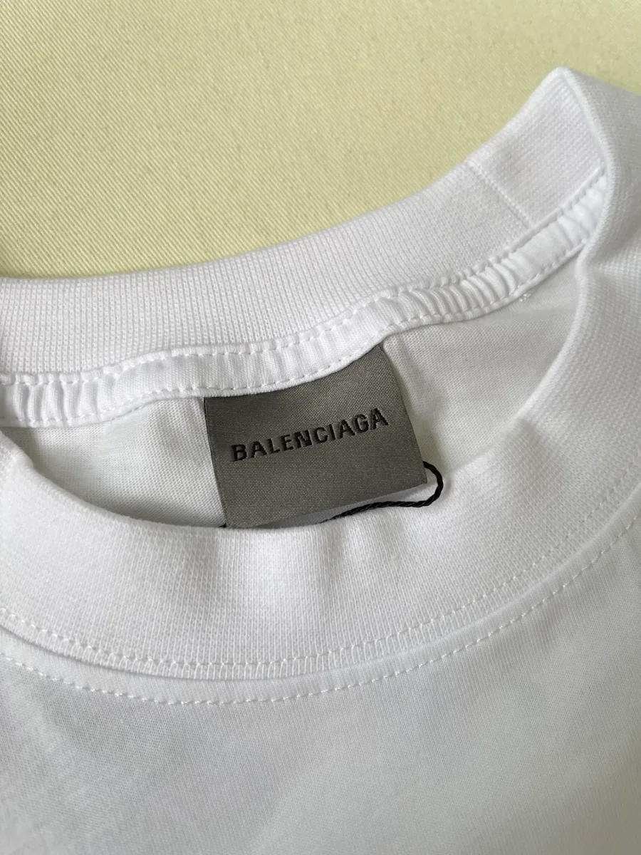 Бирка Balenciaga на внутренней стороне горловины футболки