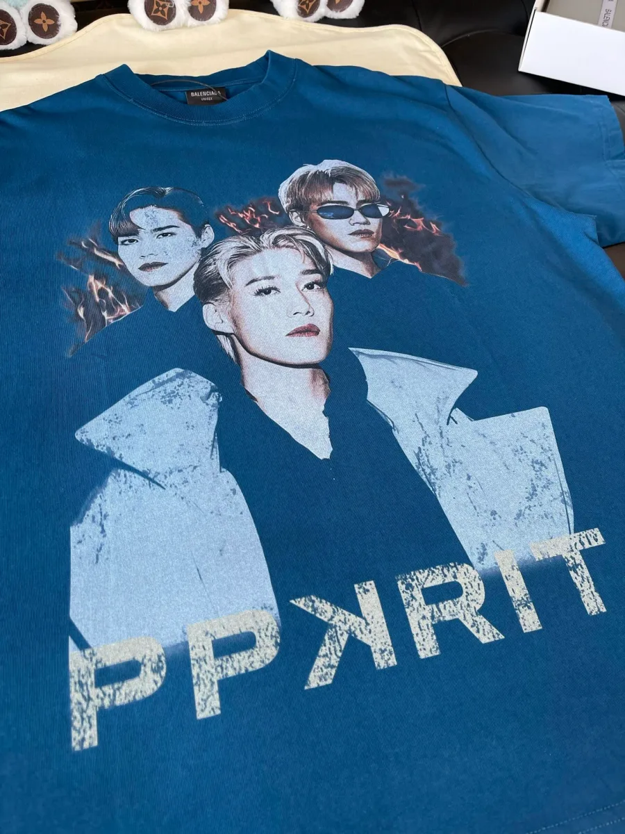 Ракурс спереди под углом с принтом и надписью PPKRIT