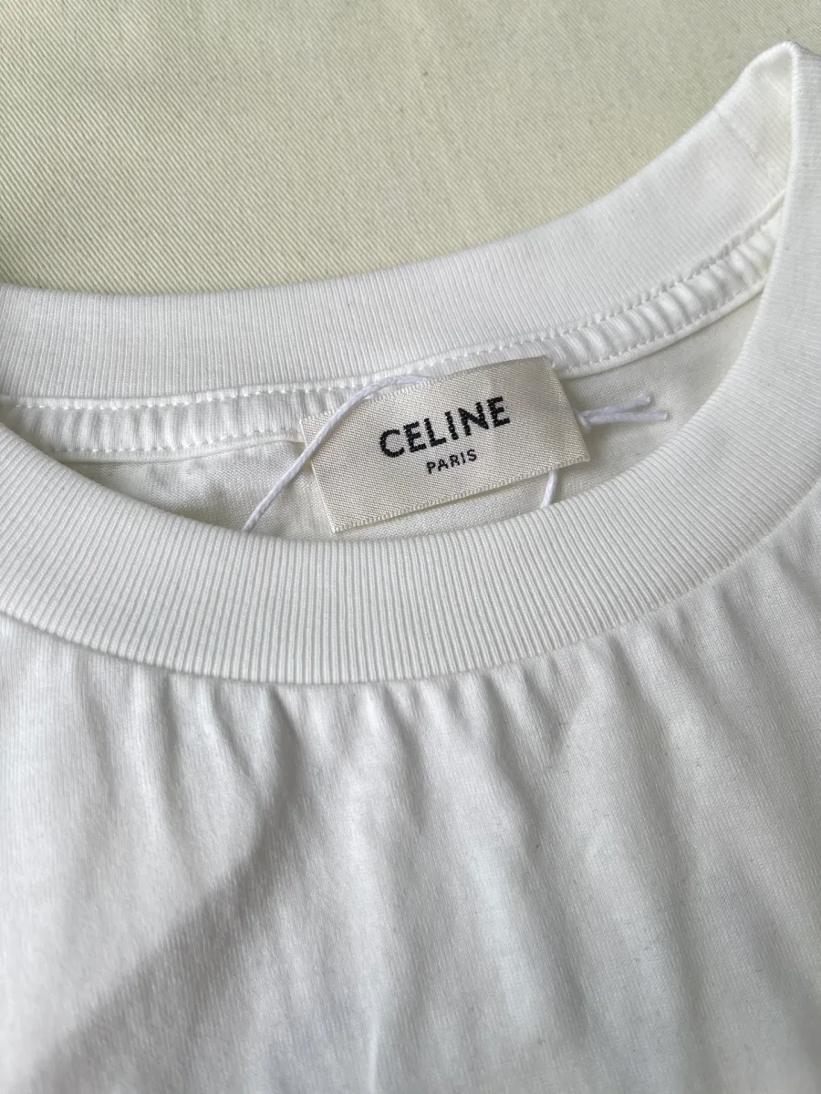 Тканевая бирка Celine Paris на внутренней стороне горловины