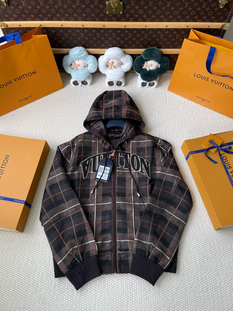 Мужская коричневая куртка в клетку с капюшоном и логотипом Vuitton, вид спереди