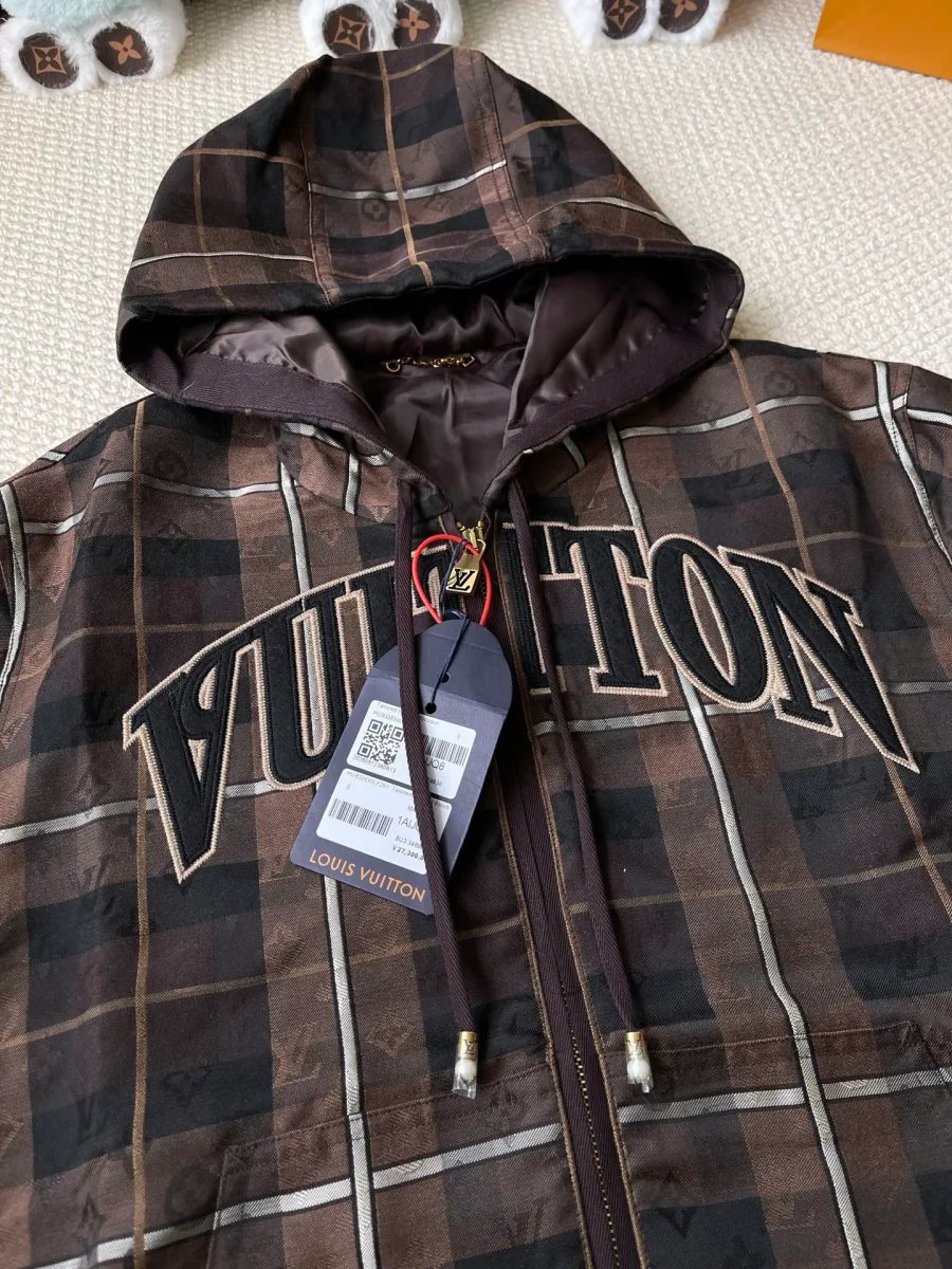 Вышитая аппликация Vuitton на груди и капюшон куртки, вид спереди