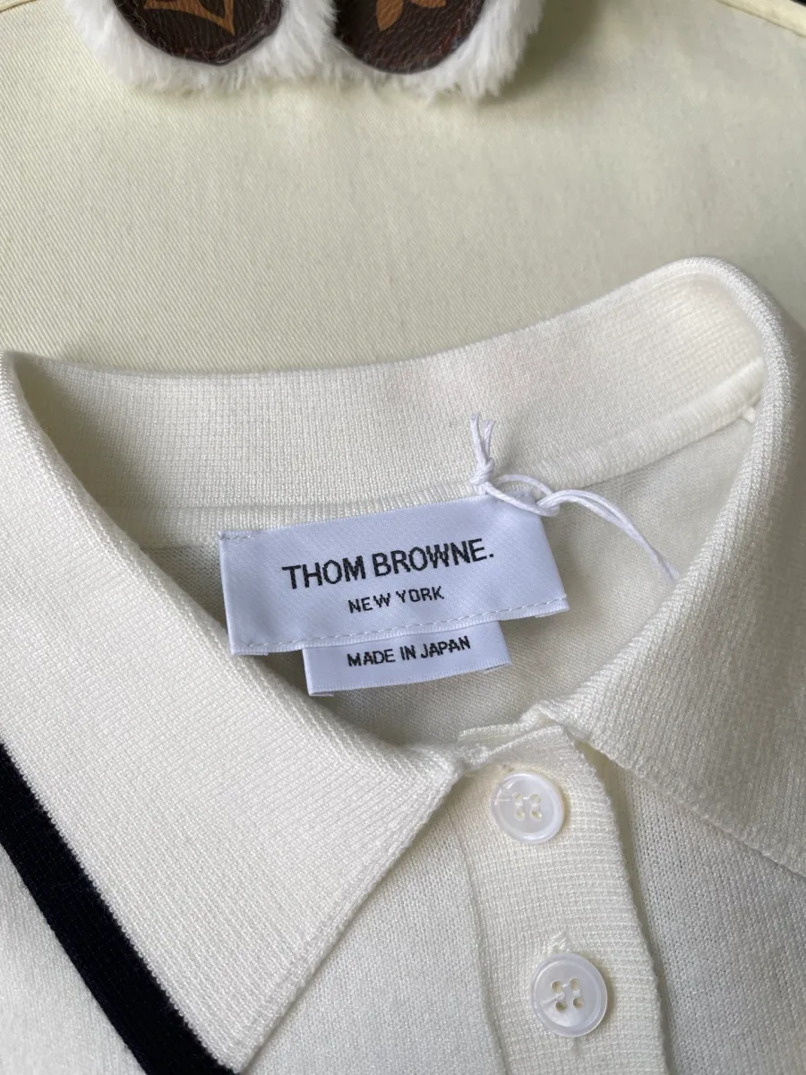 Фирменная тканая бирка Thom Browne New York на горловине поло