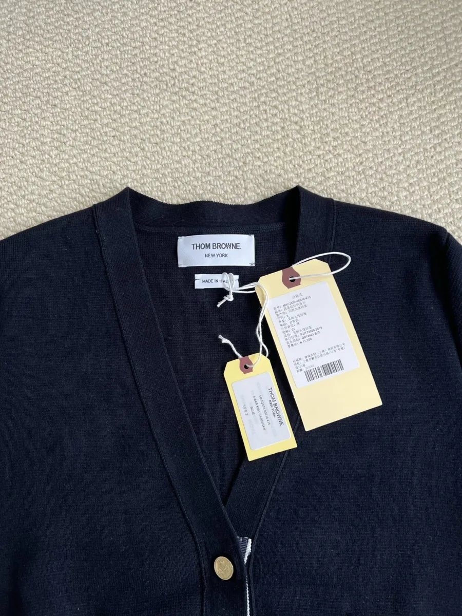 V-образный вырез кардигана с биркой Thom Browne и фирменными ярлыками