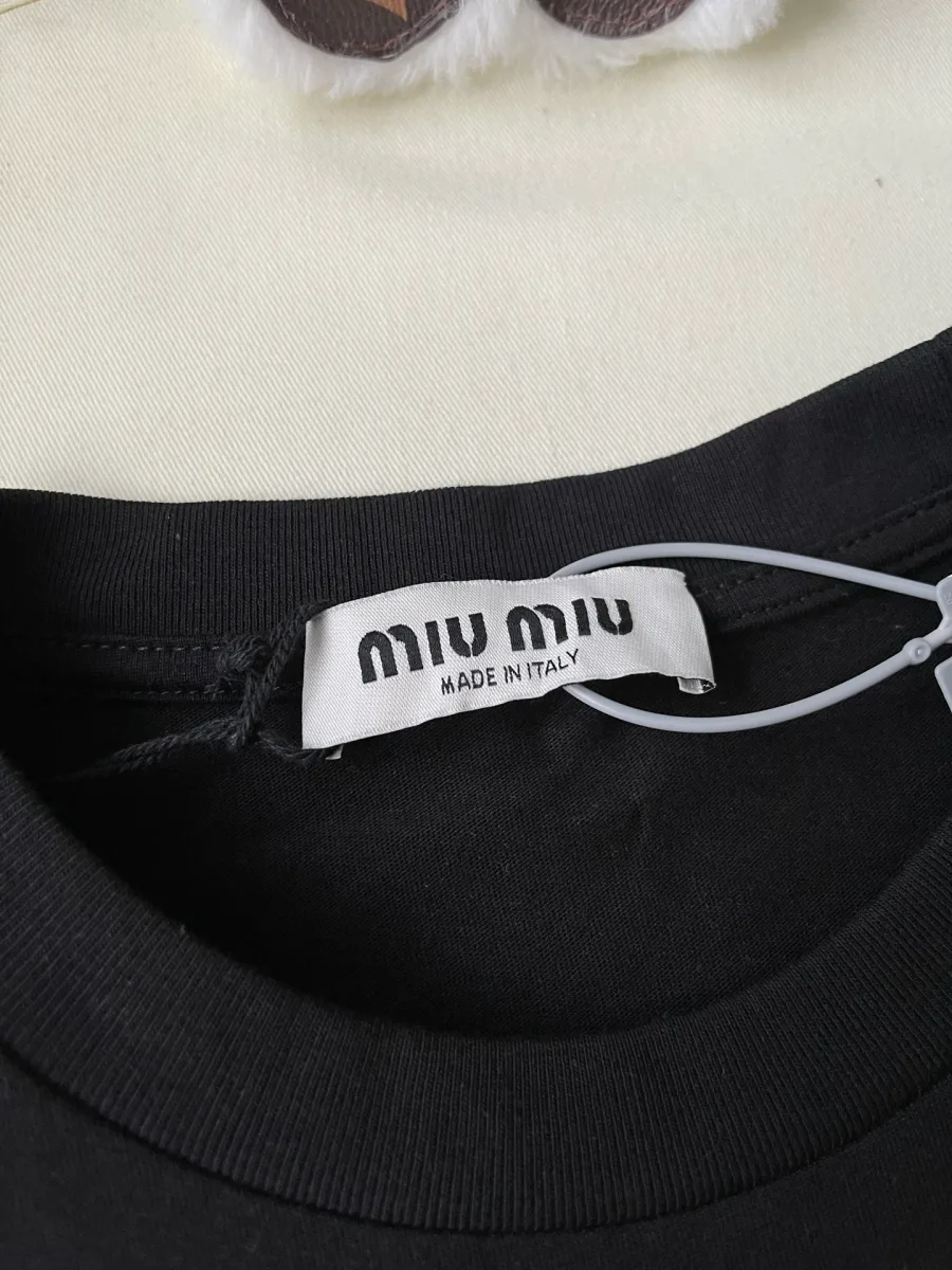 Внутренняя фирменная тканевая бирка Miu Miu с маркировкой Made in Italy