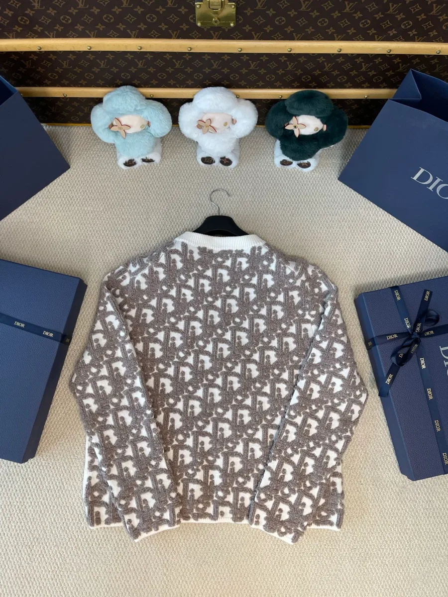 Бежево-серый кардиган с фактурным мотивом Oblique, вид со спины