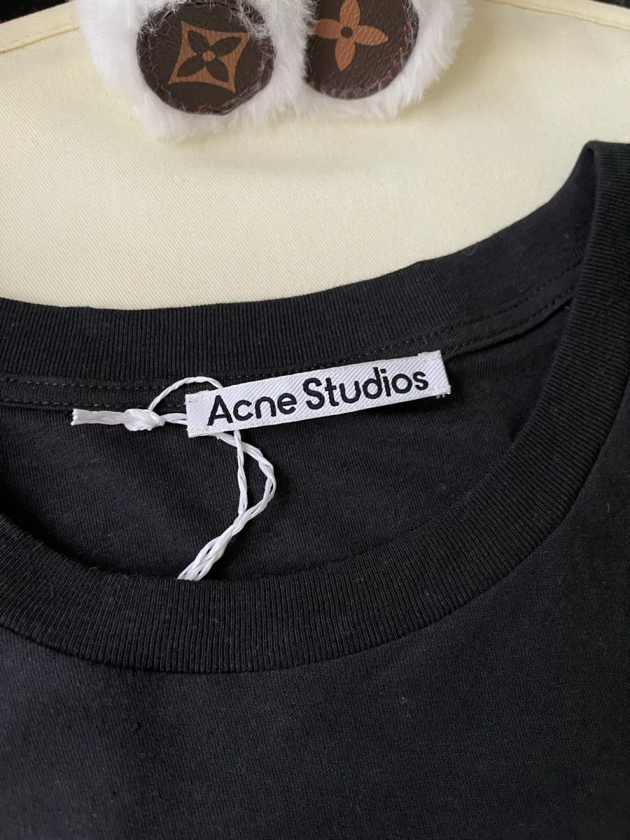 Тканевая бирка Acne Studios на внутренней стороне горловины