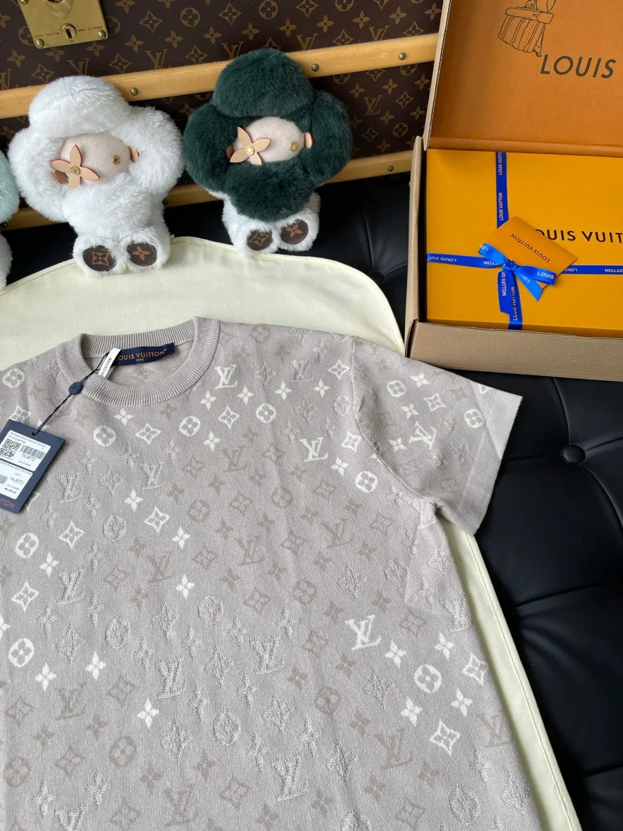 Вязаная мужская футболка бежевого оттенка с узором Monogram крупным планом