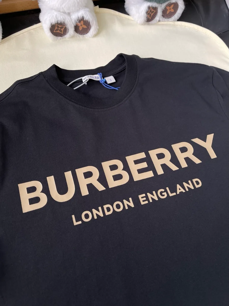 Крупный план бежевого текстового принта Burberry London England на груди