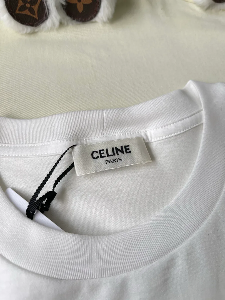 Тканевая бирка Celine Paris на внутренней стороне горловины крупным планом