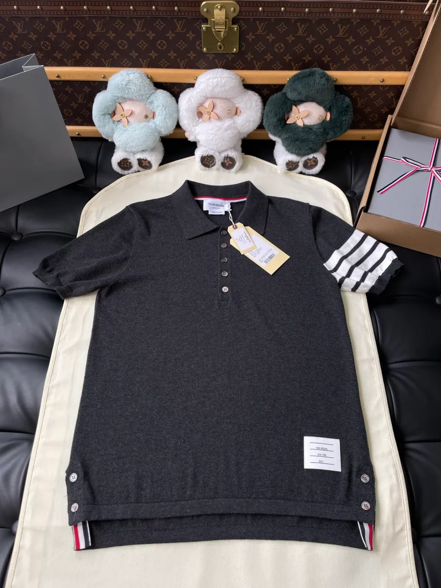 Тёмно-серое мужское поло Thom Browne с контрастными полосками на рукаве, общий вид спереди