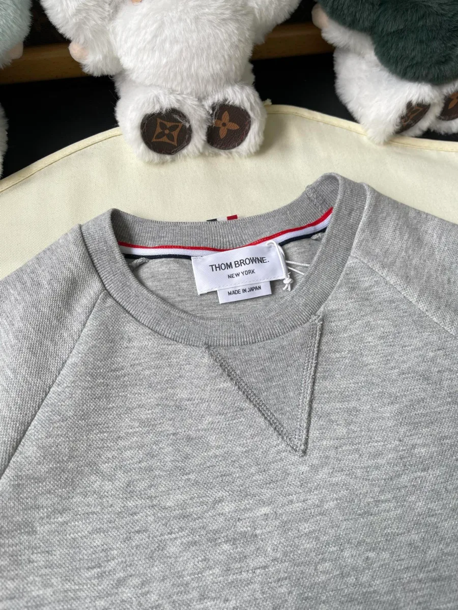 Круглый вырез горловины футболки с биркой Thom Browne и V-строчкой
