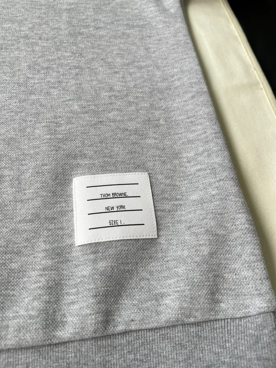 Текстильная нашивка Thom Browne в нижней части футболки спереди