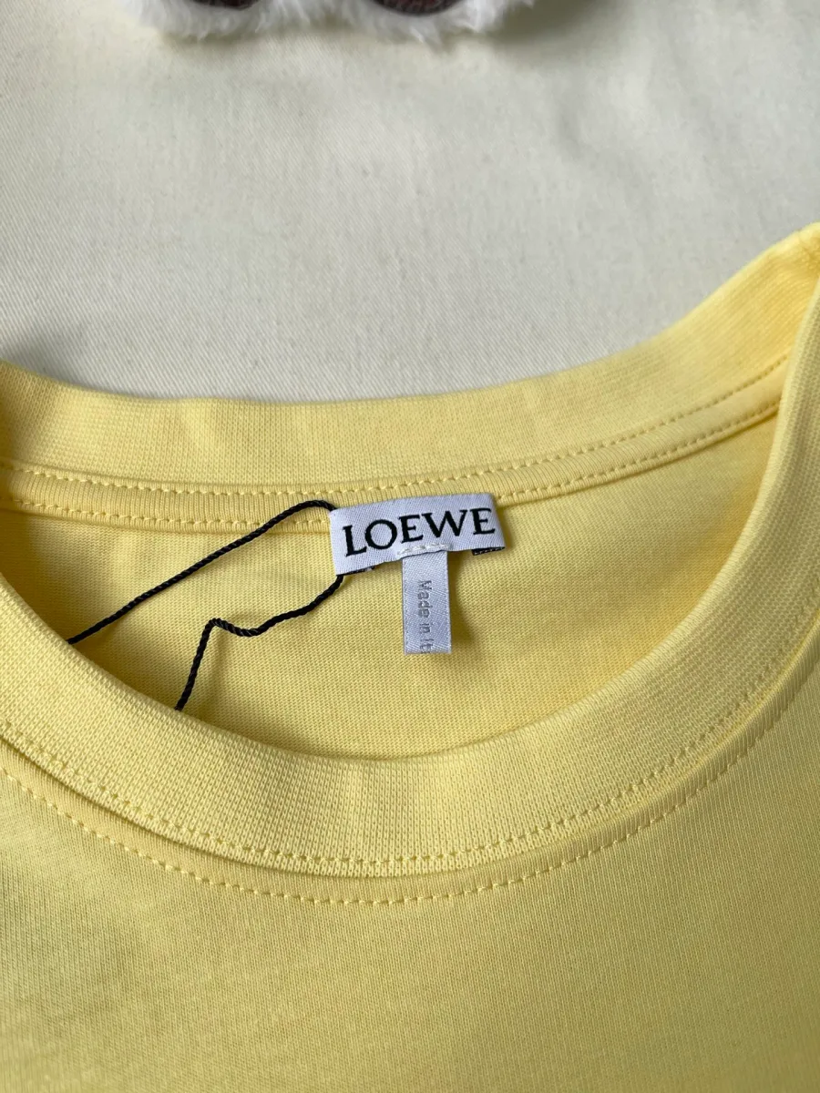 Фирменная текстильная бирка Loewe на внутренней стороне выреза футболки
