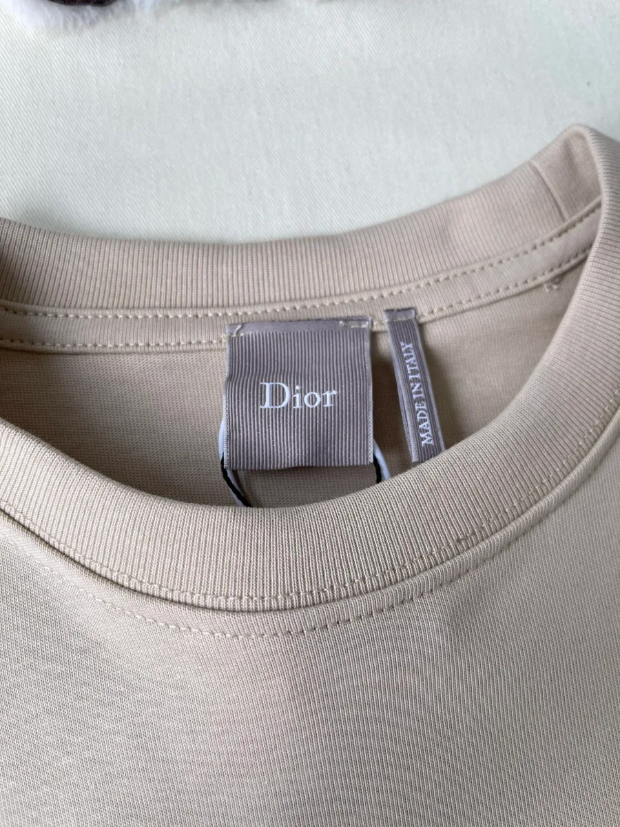 Внутренний воротник с фирменной биркой Dior крупным планом