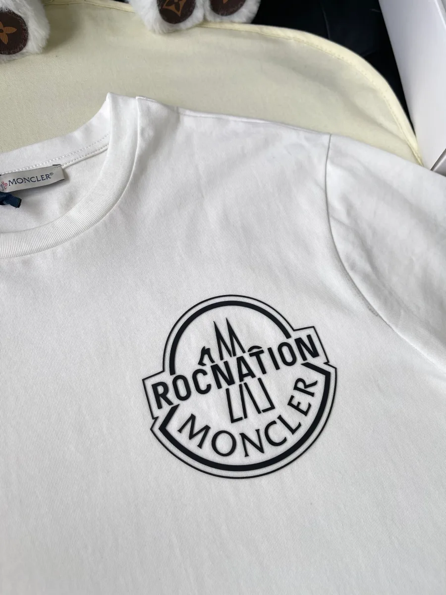 Контрастный силиконовый логотип Roc Nation на груди крупным планом