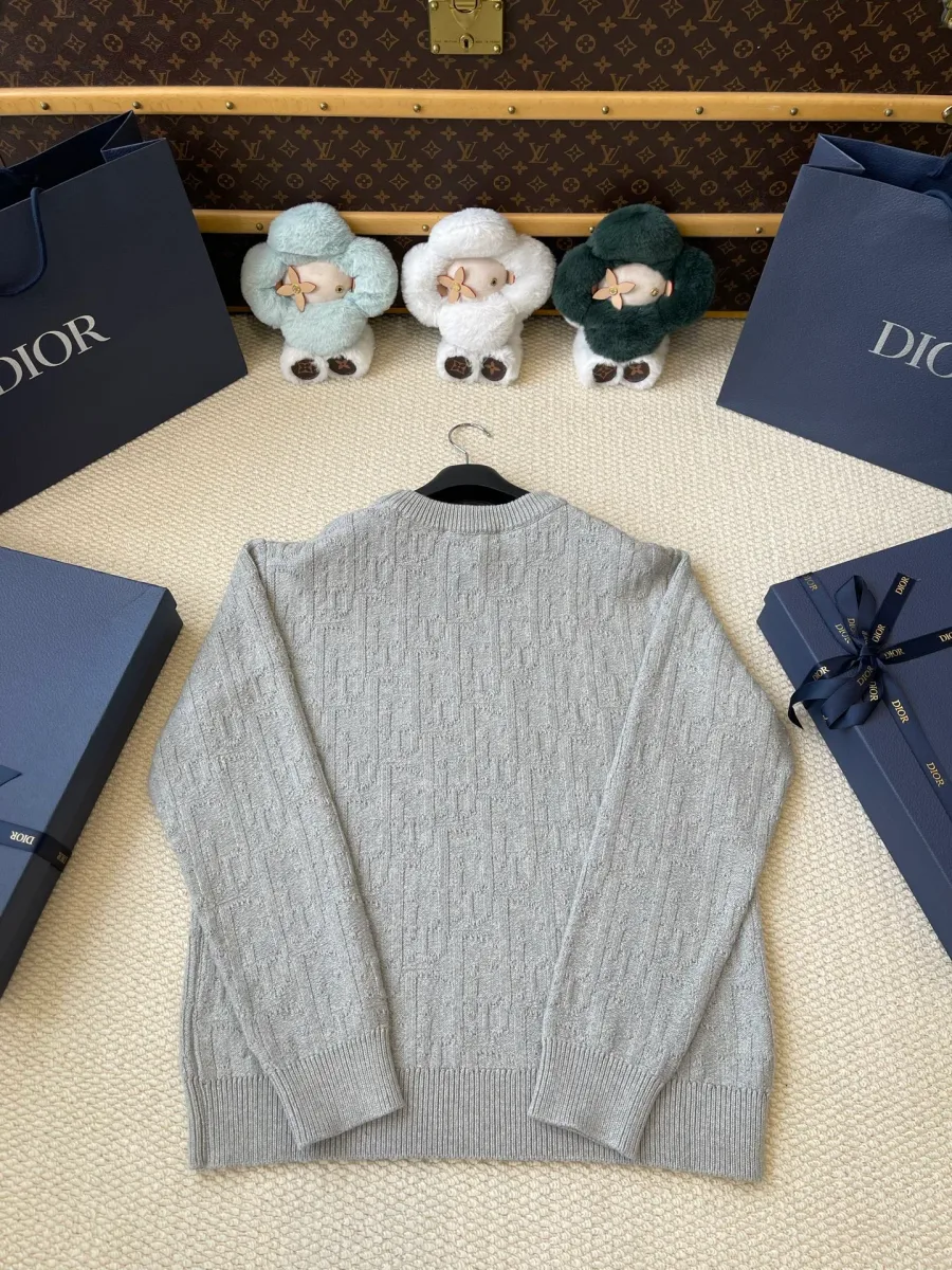 Крупный план жаккардового узора на джемпере Dior