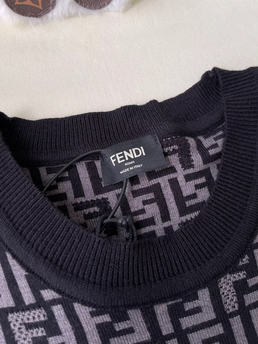 Тканый ярлык бренда Fendi на внутренней стороне эластичного воротника футболки