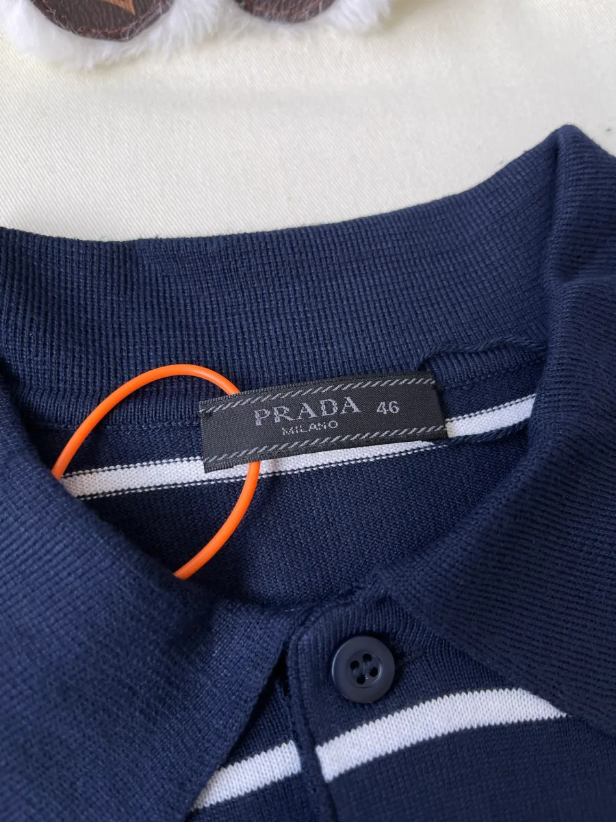Фирменная бирка Prada Milano с указанием размера 46 на горловине
