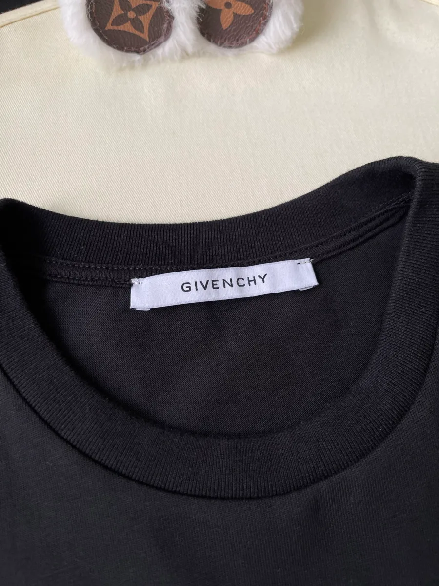 Внутренняя тканевая бирка с логотипом Givenchy на горловине