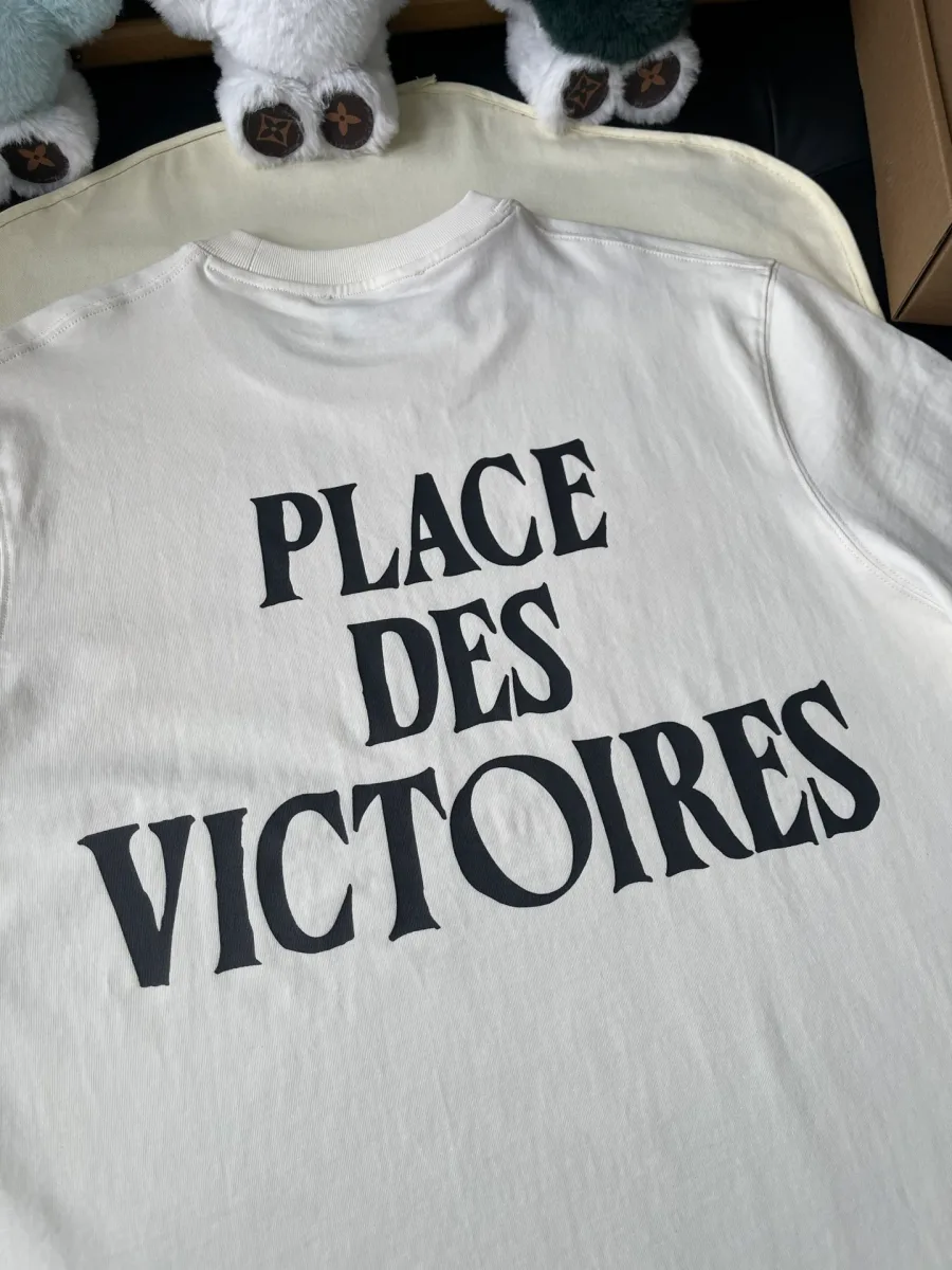 Спинка футболки с крупным чёрным принтом Place des Victoires
