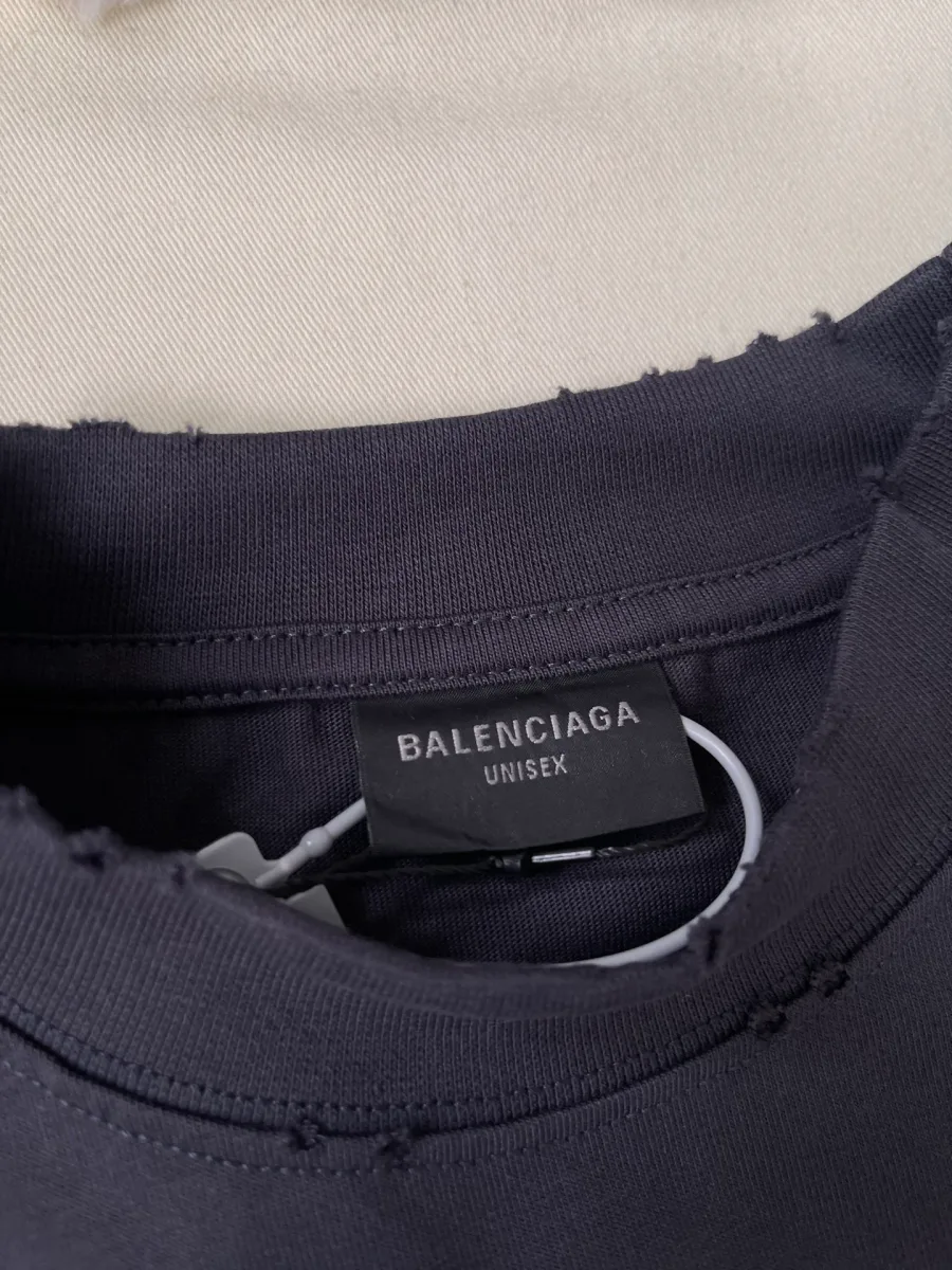 Внутренняя бирка Balenciaga Unisex и отделка горловины