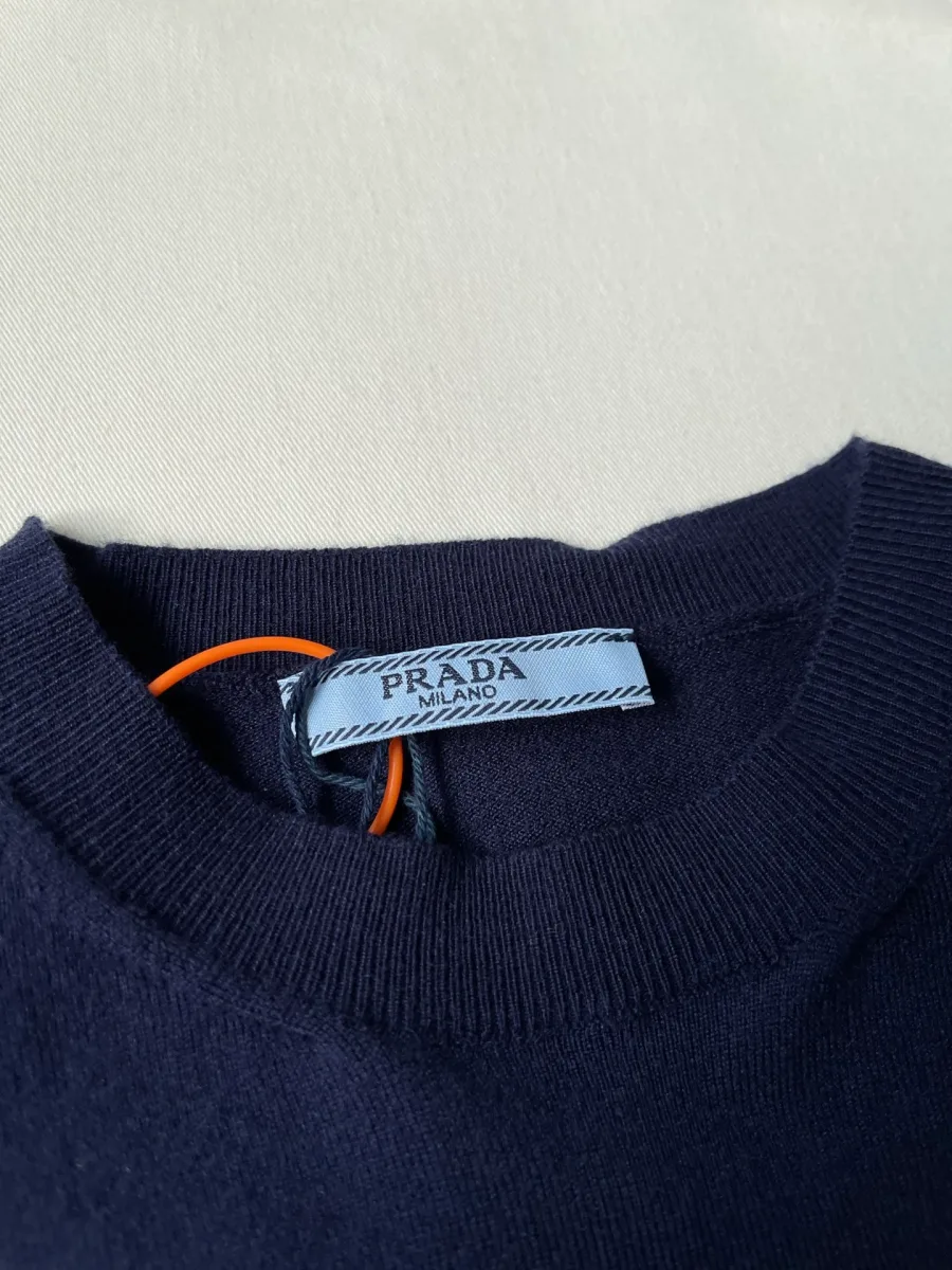 Внутренняя тканевая бирка Prada Milano на горловине футболки