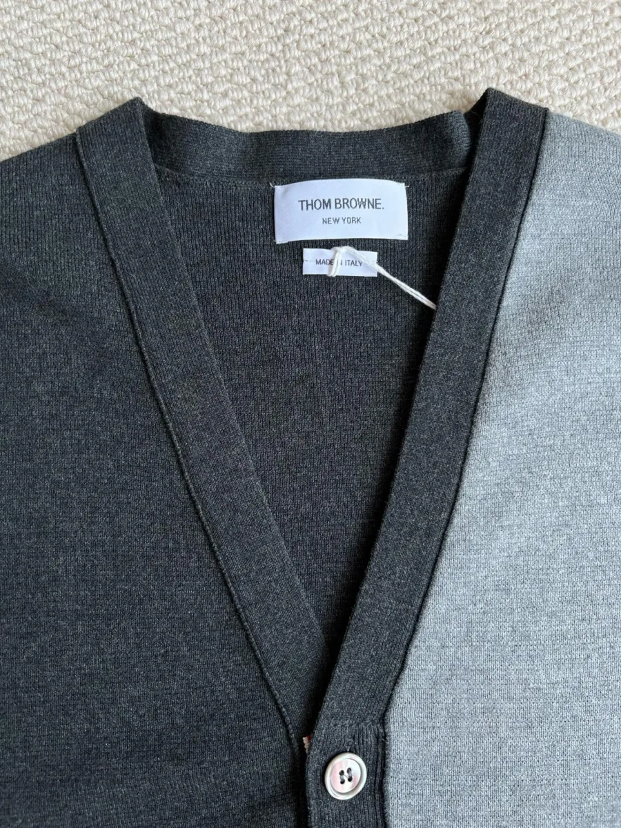 V-образный вырез горловины кардигана и внутренняя бирка Thom Browne