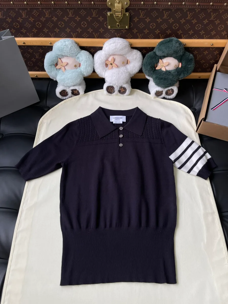 Тёмно-синее трикотажное поло Thom Browne с коротким рукавом, вид спереди