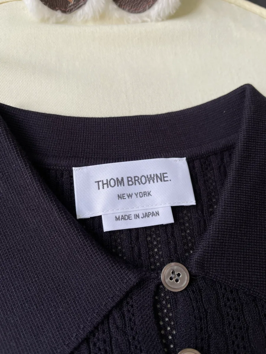 Фирменная бирка Thom Browne New York на внутренней стороне горловины поло