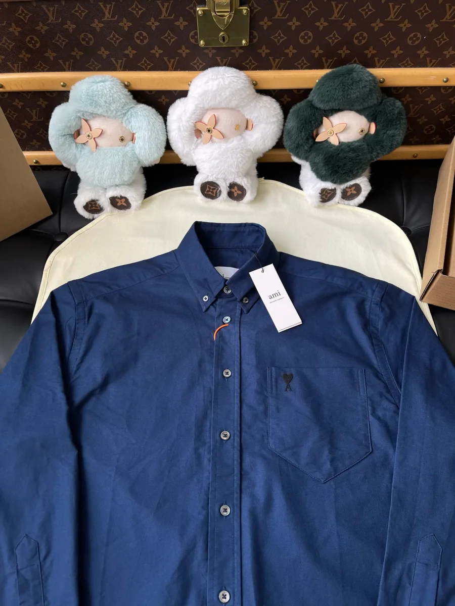 Верхняя часть синей рубашки с воротником button-down и планкой на пуговицах