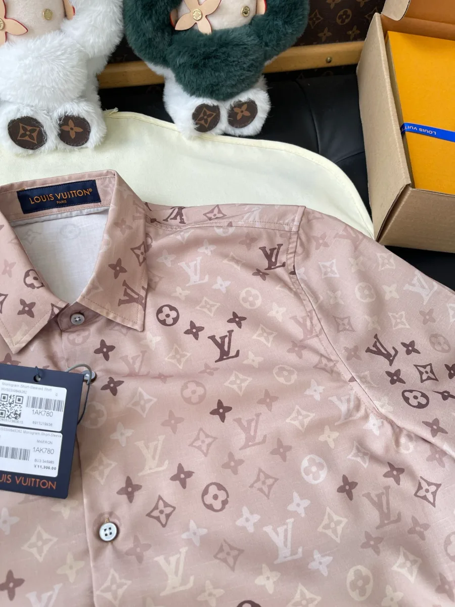 Плечевой шов и планка на пуговицах бежевой рубашки с узором Monogram