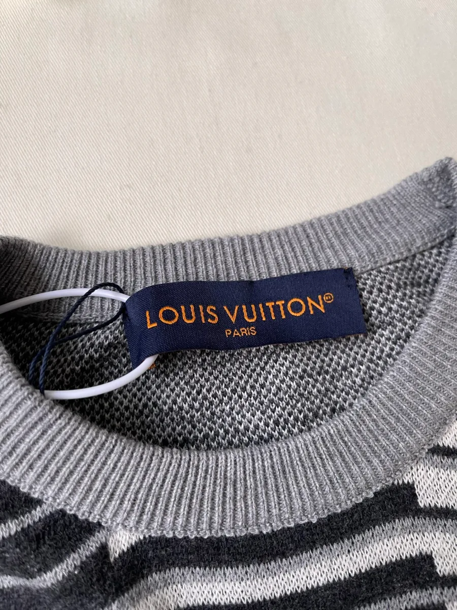 Текстильная бирка Louis Vuitton Paris на внутренней стороне воротника