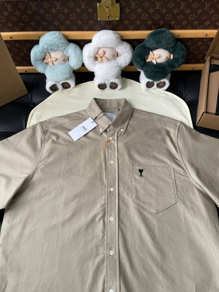 Верхняя часть бежевой рубашки с воротником button-down и нагрудным карманом