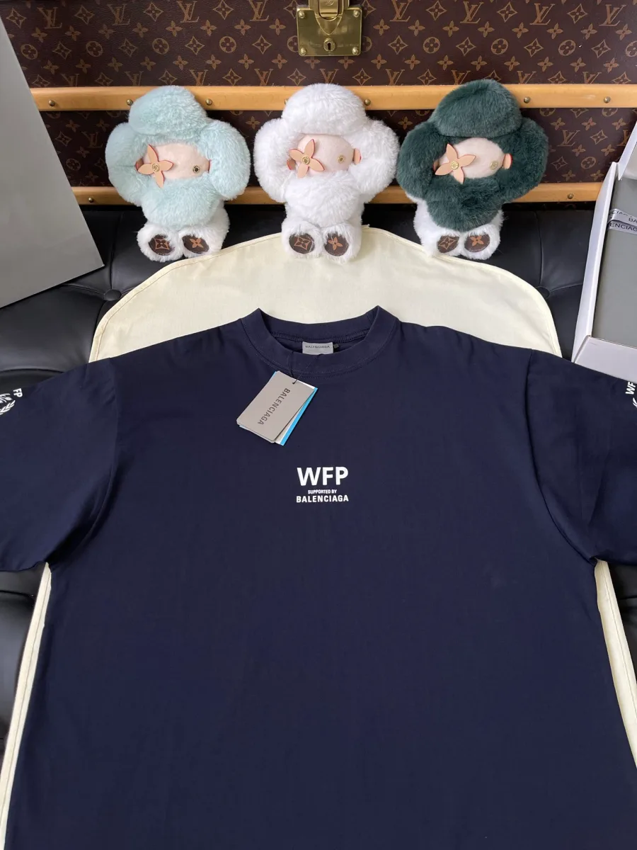 Верхняя часть тёмно-синей футболки с логотипом WFP и фирменными бирками